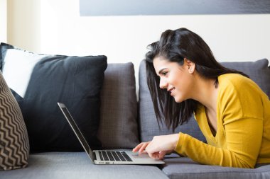  kadın bir bilgisayarla rahatlatıcı 