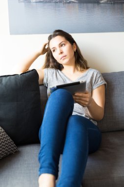 kadın dijital tablet ile rahatlatıcı