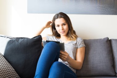 kadın dijital tablet ile rahatlatıcı