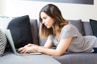 kadın bir laptop ile rahatlatıcı 