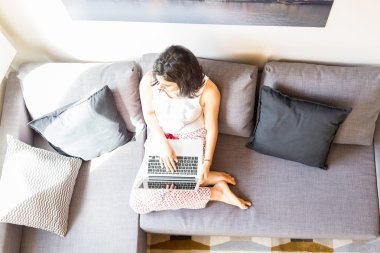 kadın bir laptop ile rahatlatıcı 