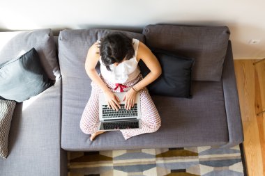 kadın bir laptop ile rahatlatıcı 