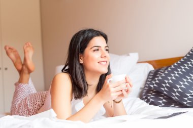 kadın yatakta onun bilgisayar ile rahatlatıcı