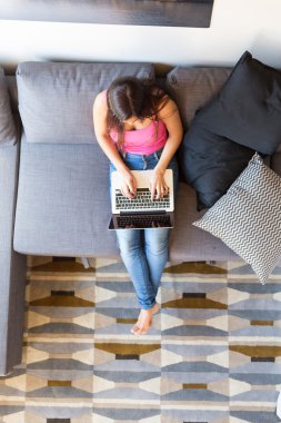 kadın bir laptop ile rahatlatıcı 