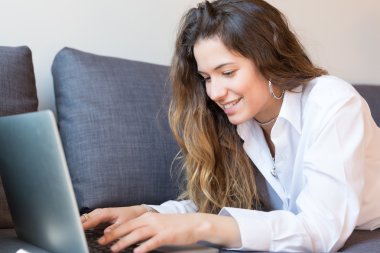 kadın bir laptop ile rahatlatıcı 