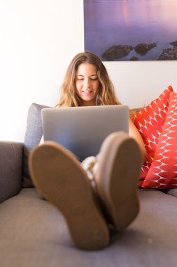 kadın bir laptop ile rahatlatıcı 