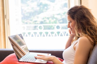 kadın bir laptop ile rahatlatıcı 