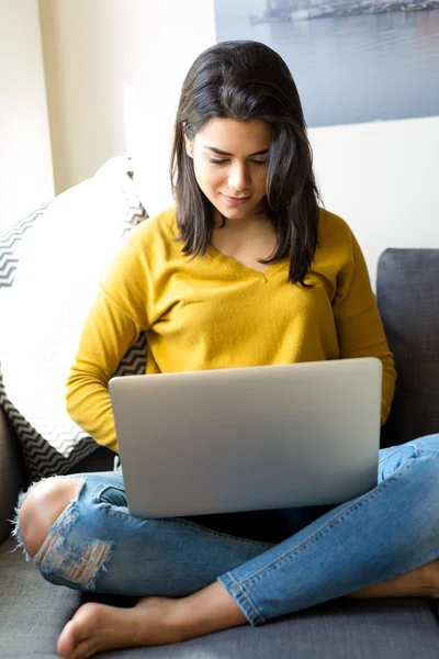 Woman relaxing with a laptop — Stock Photo, Image