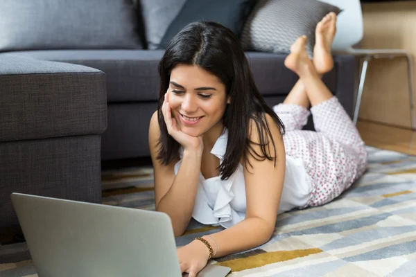 Kadın bir laptop ile rahatlatıcı — Stok fotoğraf