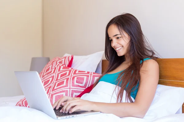 Vrouw ontspannen met haar Laptop in bed — Stockfoto