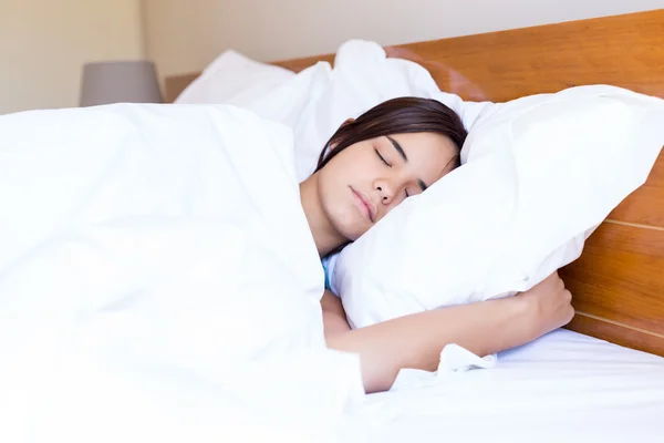 Vrouw slapen met ochtend licht — Stockfoto