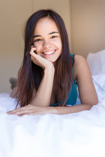 Mujer relajándose en la mañana —  Fotos de Stock