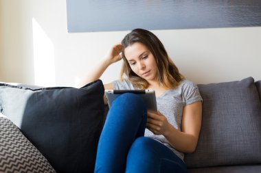 kadın dijital tablet ile rahatlatıcı