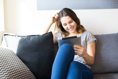 kadın dijital tablet ile rahatlatıcı