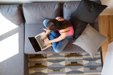 kadın bir bilgisayarla rahatlatıcı 