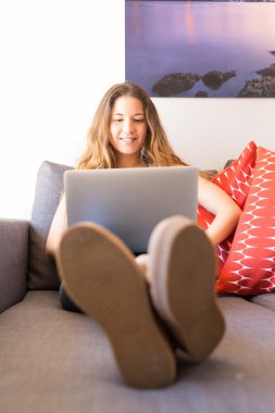 kadın bir bilgisayarla rahatlatıcı 