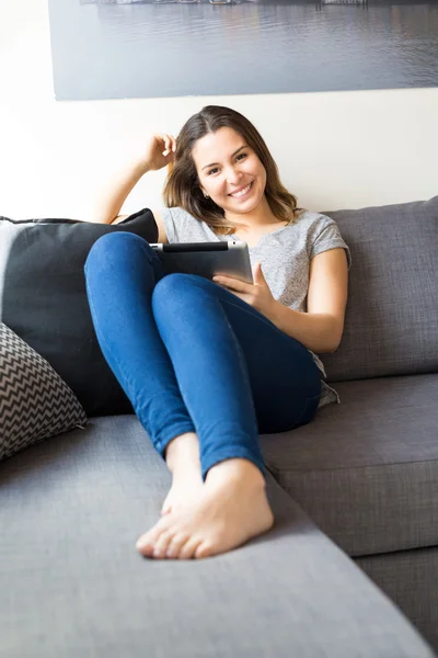 Mulher relaxante com tablet digital — Fotografia de Stock