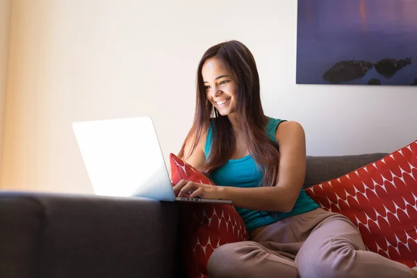Mulher relaxante com um computador — Fotografia de Stock
