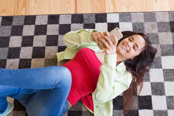 Femme actualisant ses réseaux sociaux — Photo