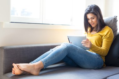 kadın dijital tablet ile rahatlatıcı