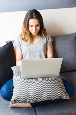 kadın bir bilgisayarla rahatlatıcı 