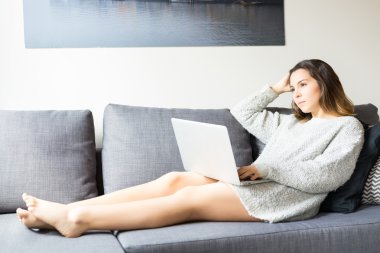 kadın bir bilgisayarla rahatlatıcı 