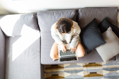 kadın bir bilgisayarla rahatlatıcı 