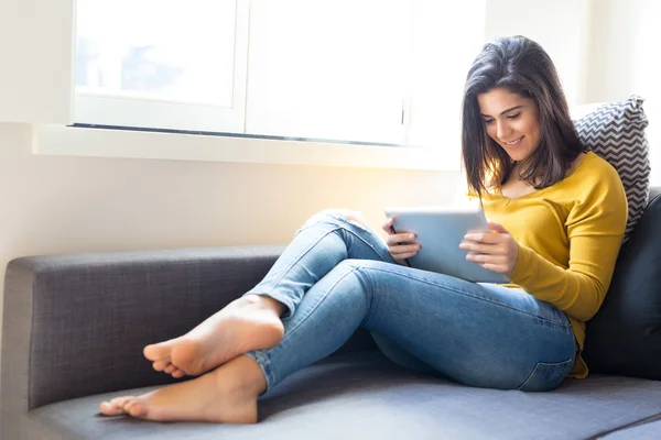 Mulher relaxante com tablet digital — Fotografia de Stock