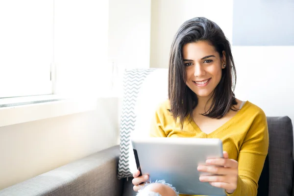 Mulher relaxante com tablet digital — Fotografia de Stock