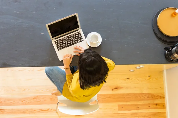 Jonge vrouw die thuis werkt — Stockfoto