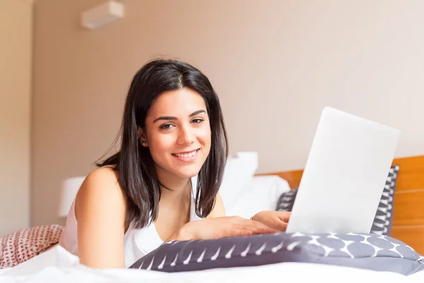 Jovem mulher relaxante com seu computador — Fotografia de Stock