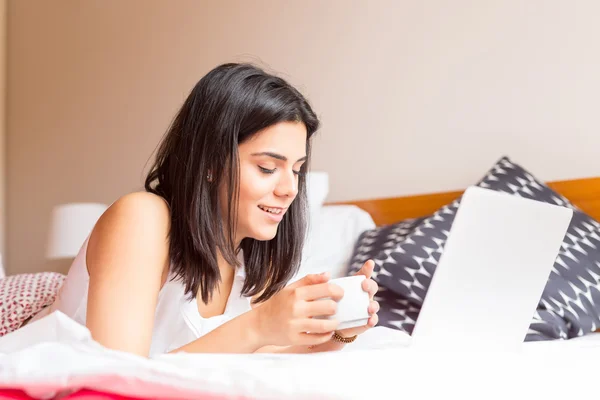 Jovem mulher relaxante com seu computador — Fotografia de Stock