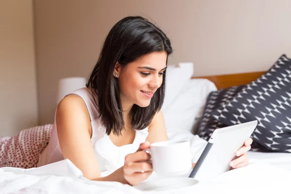 Jovem mulher relaxante com seu computador — Fotografia de Stock