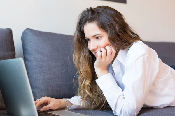 Woman relaxing with a computer — Stock Photo, Image