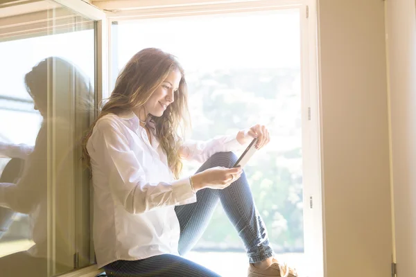 Vrouw met behulp van haar nieuwe smartphone — Stockfoto