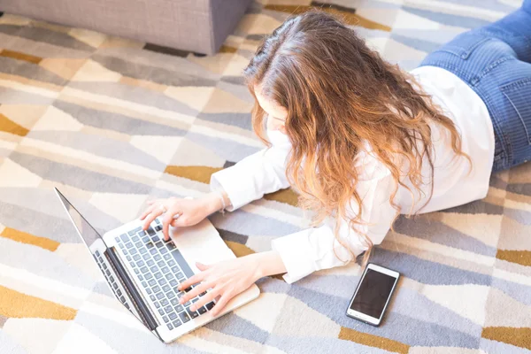 Woman relaxing with a computer — Stock Photo, Image