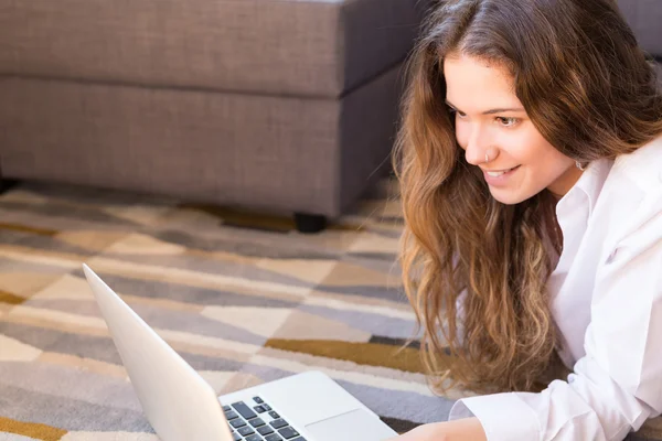 Mulher relaxante com um computador — Fotografia de Stock