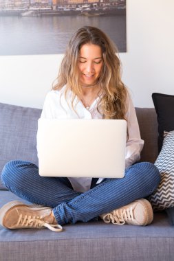Dizüstü bilgisayar kullanan kadın 