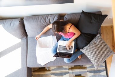 Evde çalışan genç bir kadın. 