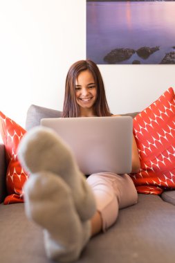 Dizüstü bilgisayar kullanan kadın 