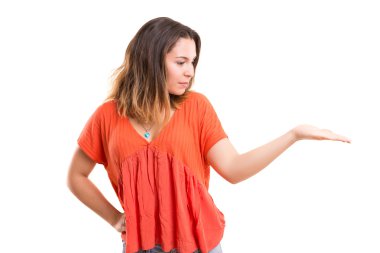 kadın ürün sunumu