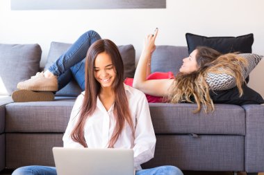 Arkadaşlar dijital cihazlar ile rahatlatıcı