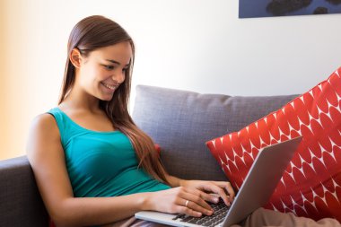 Dizüstü bilgisayar kullanan kadın 