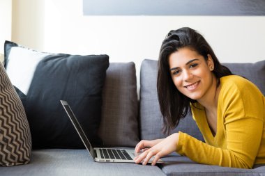 Dizüstü bilgisayar kullanan kadın 
