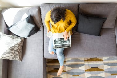 Dizüstü bilgisayar kullanan kadın 