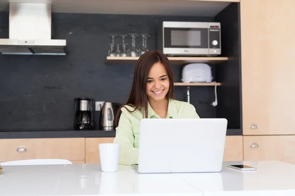 Junge Frau arbeitet zu Hause — Stockfoto