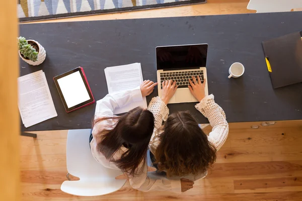 Vrouwen met behulp van Laptop thuis — Stockfoto