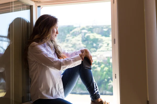 Vrouw ontspannen op het balkon — Stockfoto
