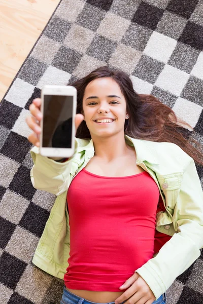 Femme actualisant ses réseaux sociaux — Photo