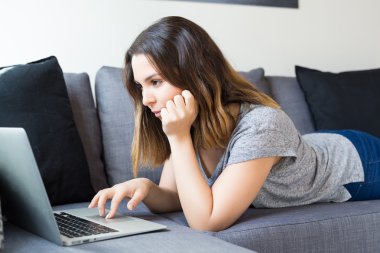 kadın bir laptop ile rahatlatıcı 